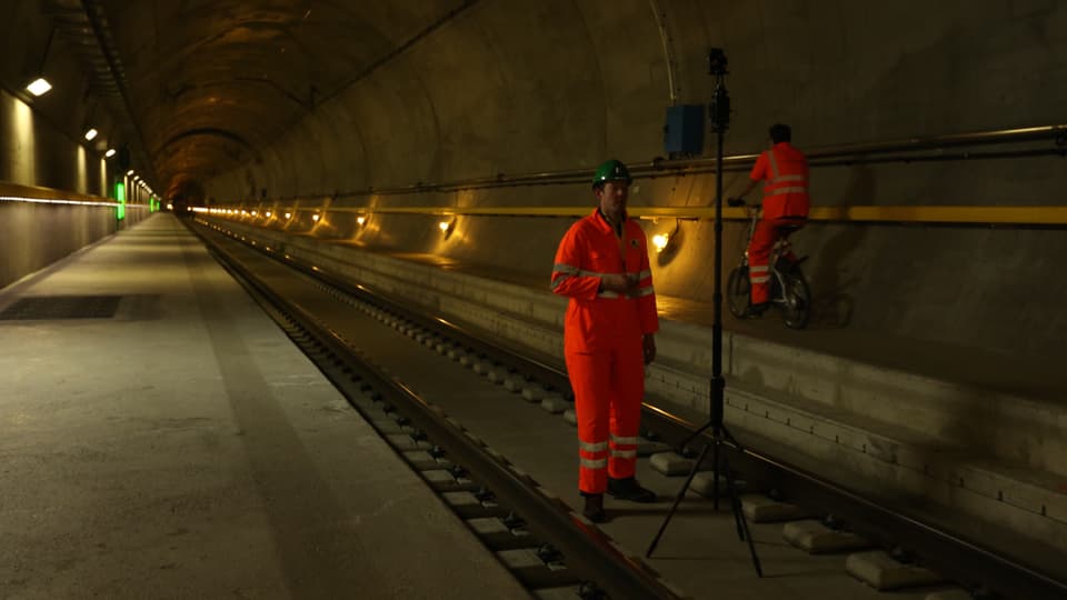 Erste 360-Grad-Aufnahmen auf dem Gleisbett des Gotthardbasistunnels entstehen. Hinter der Kamera: Matthias Taugwalder.