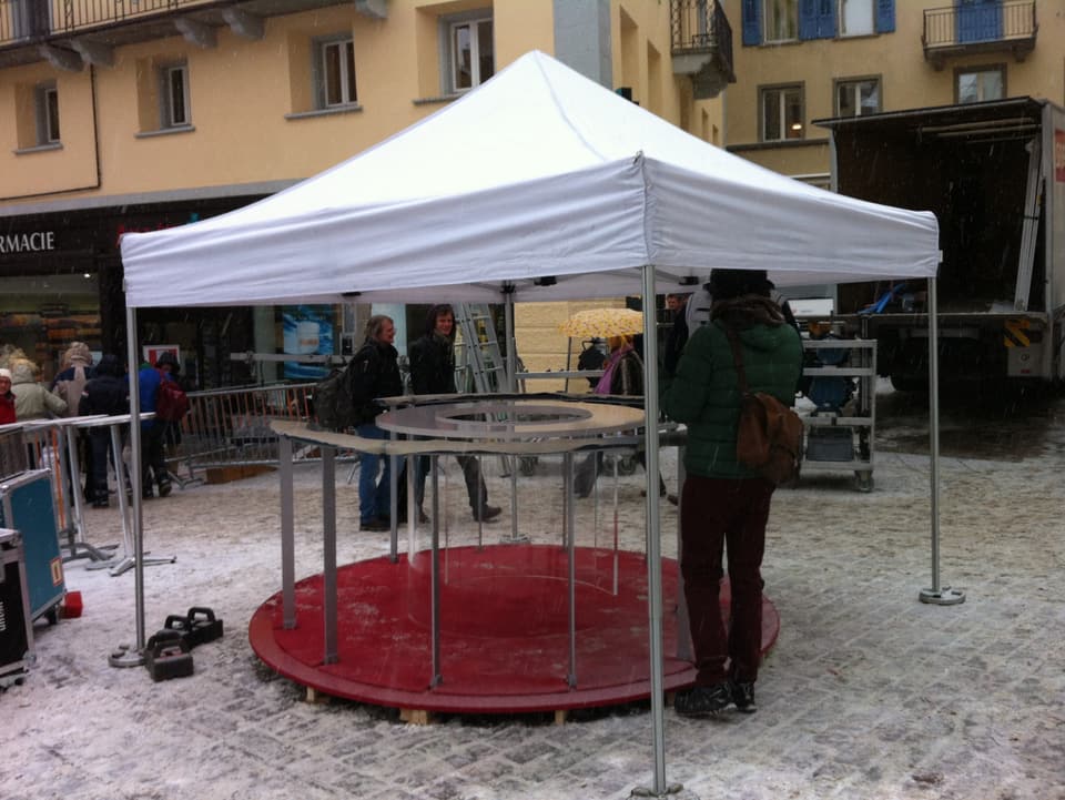 Aufgebaut wird bereits einen Tag vor der Sendung. Damit der Tisch nicht zugeschneit wird, kriegt er zum Schutz ein Zelt. 