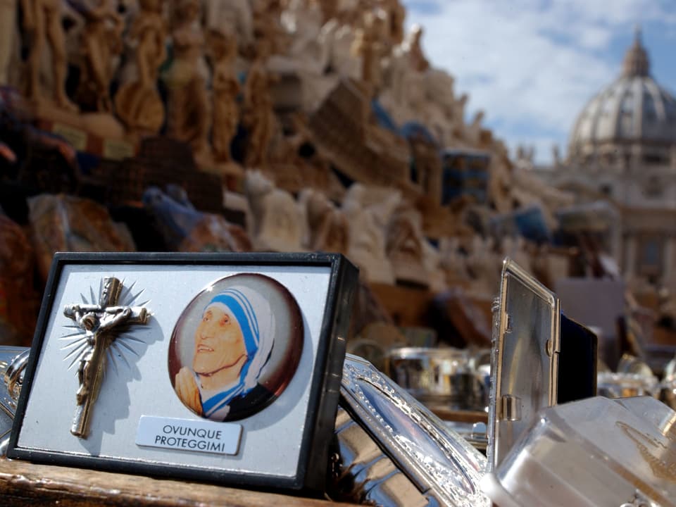 Ein Souvenir mit dem Bild Mutter Teresas.