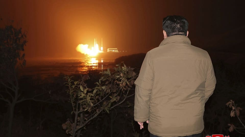 Das Bild der Regierung in Pjöngjang soll Kim Jong-un zeigen, wie er den Start der Rakete beobachtet.