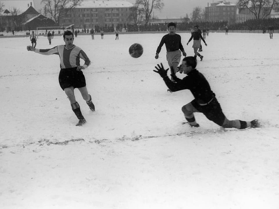 Fussballspiel im Schnee