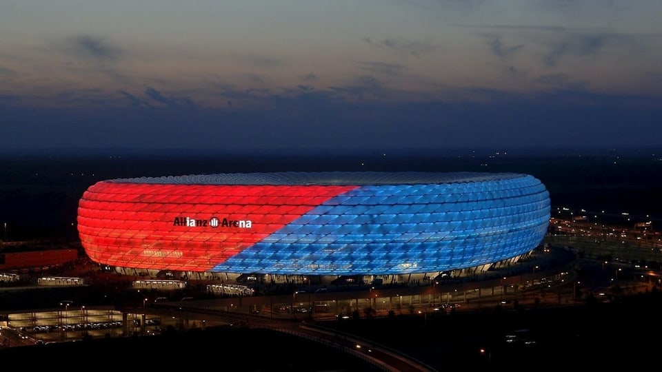 Fussballstadion von aussen, rot und blau beleuchtet