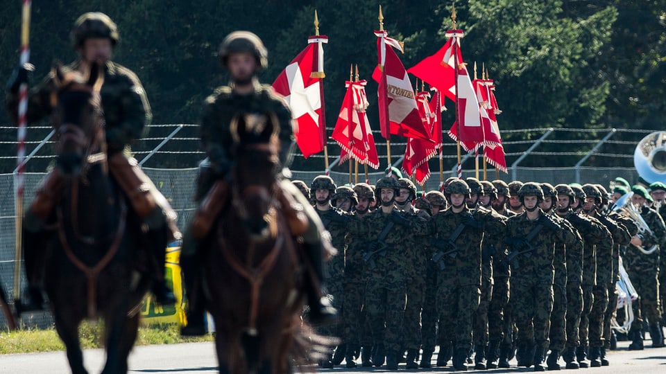 Angehoerige der Armee zu Pferd und zu Fuss am Defilee beim Grossanlass "Thun meets Army", am 22.10.16