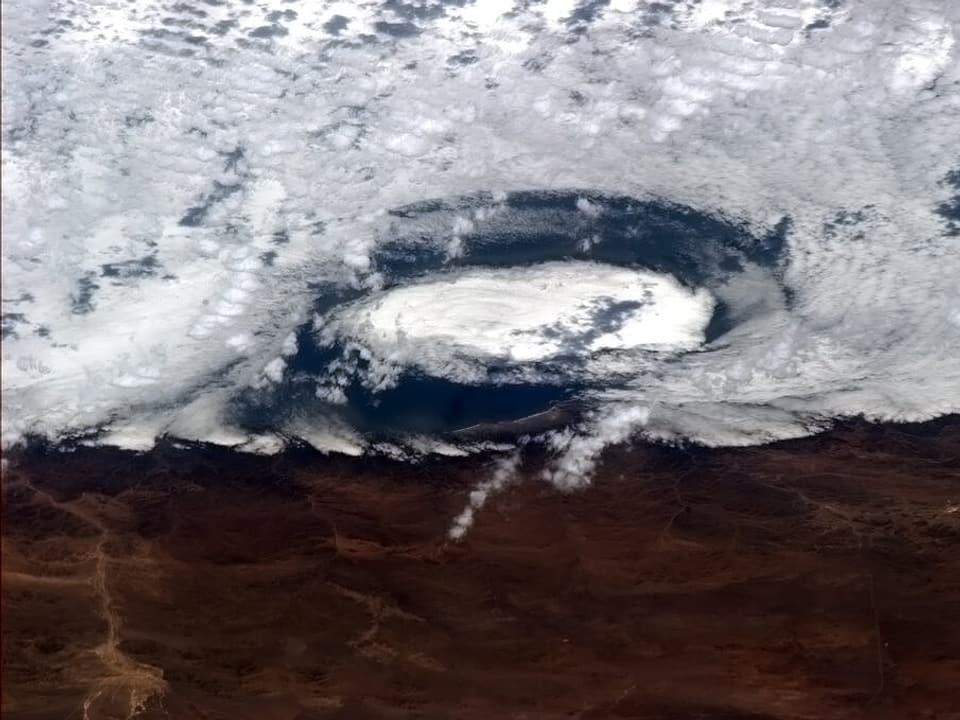 Blick aus dem Orbit auf Chiles Küste, ein Wirbelsturm baut sich auf.