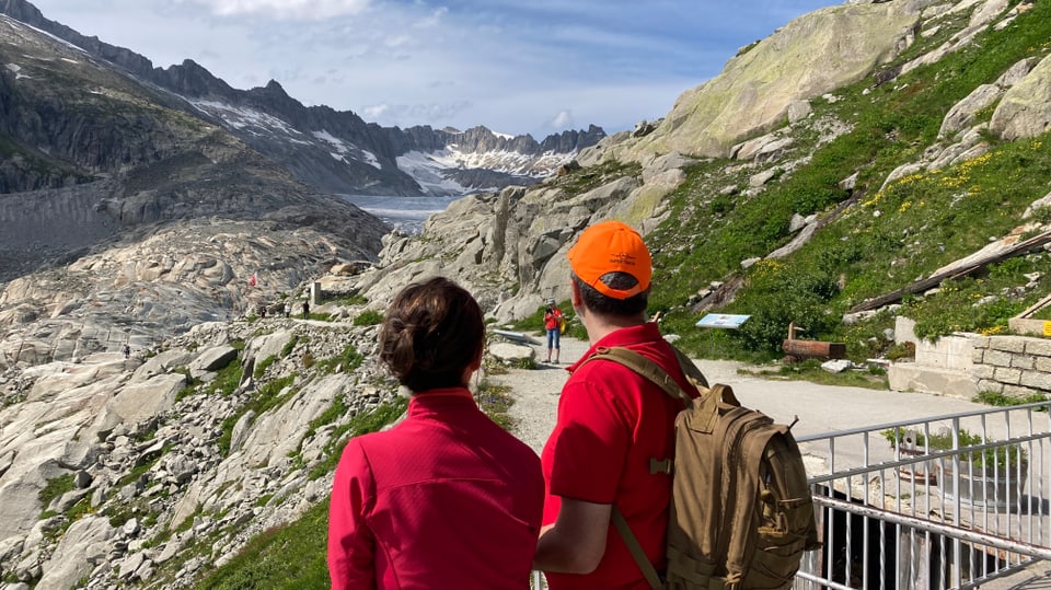 Touristen blicken auf das, was vom Rhonegletscher noch zu sehen ist.