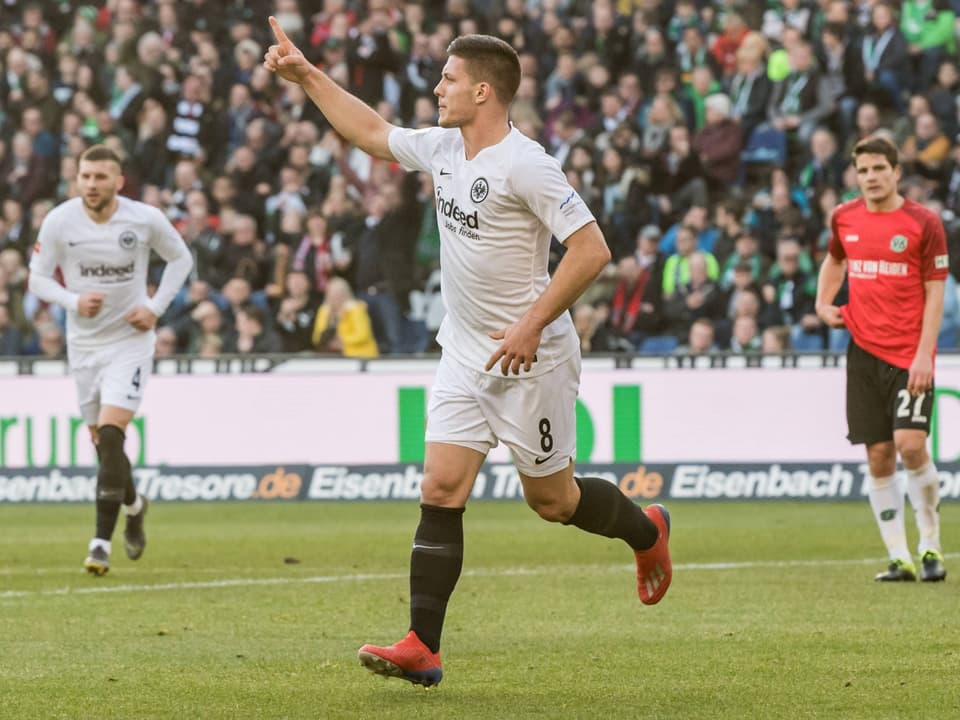 Frankfurts Luka Jovic bejubelt einen Treffer gegen Hannover