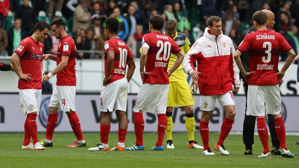 Stuttgarter Spieler stehen enttäuscht auf dem Feld.