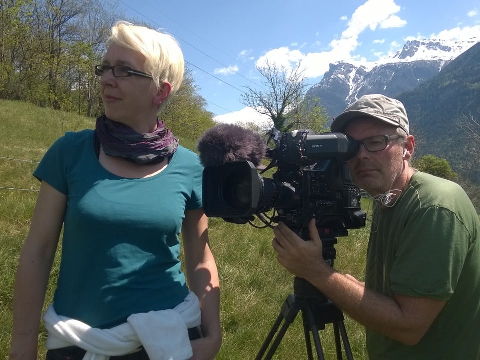 SRF-Wallis-Korrespondentin Ruth Seeholzer und Kameramann Michael Bähni während der Dreharbeiten.
