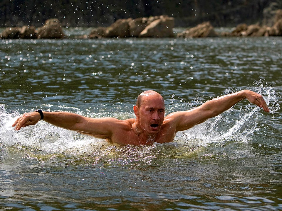 Der Schwimmer Wladimir Putin schwimmt im Butterfly-Stil. (3.7.05)