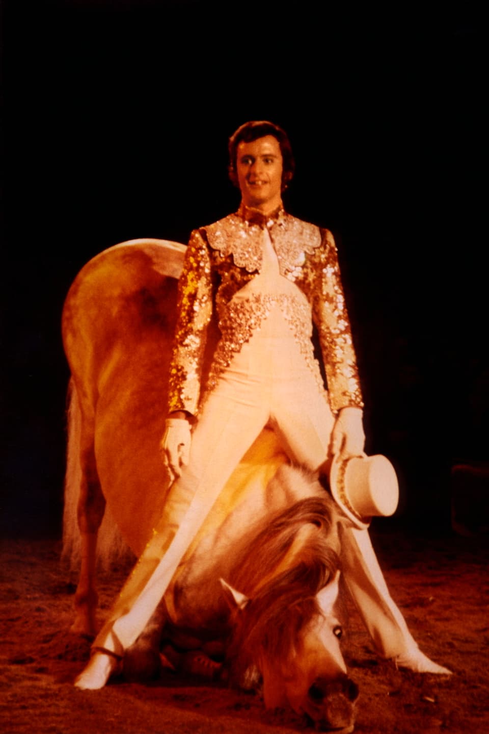 Fredy Knie zeigt mit seinem Andalusierhengst Parzi im Zirkus Knie während der Saison 1970 eine Nummer ohne Zaum und Sattel.