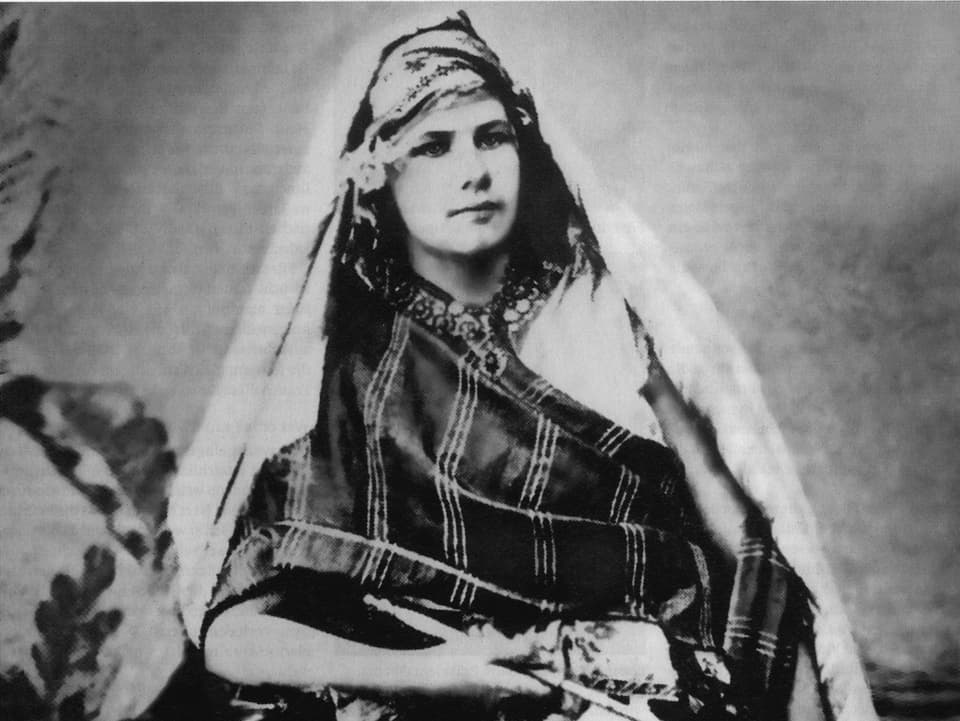 Schwarz-Weiss-Aufnahme: Eberhardt in orientalischer Kleidung und Kopfbedeckung