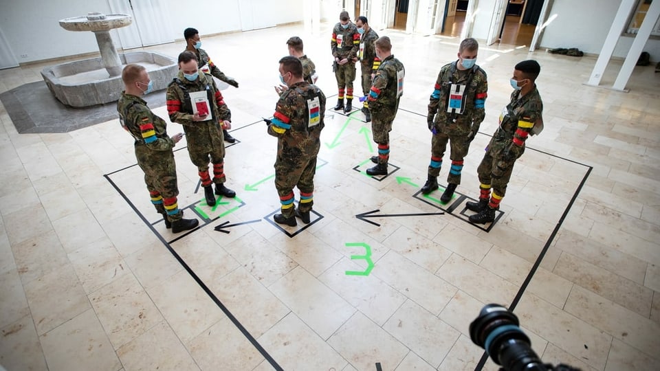 Soldaten der Bundeswehr testen eine Corona-App.