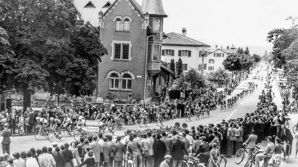 Das Fahrerfeld der Tour de Suisse passiert am 17. Juni 1956 die Stadt Wil, Kanton St. Gallen.