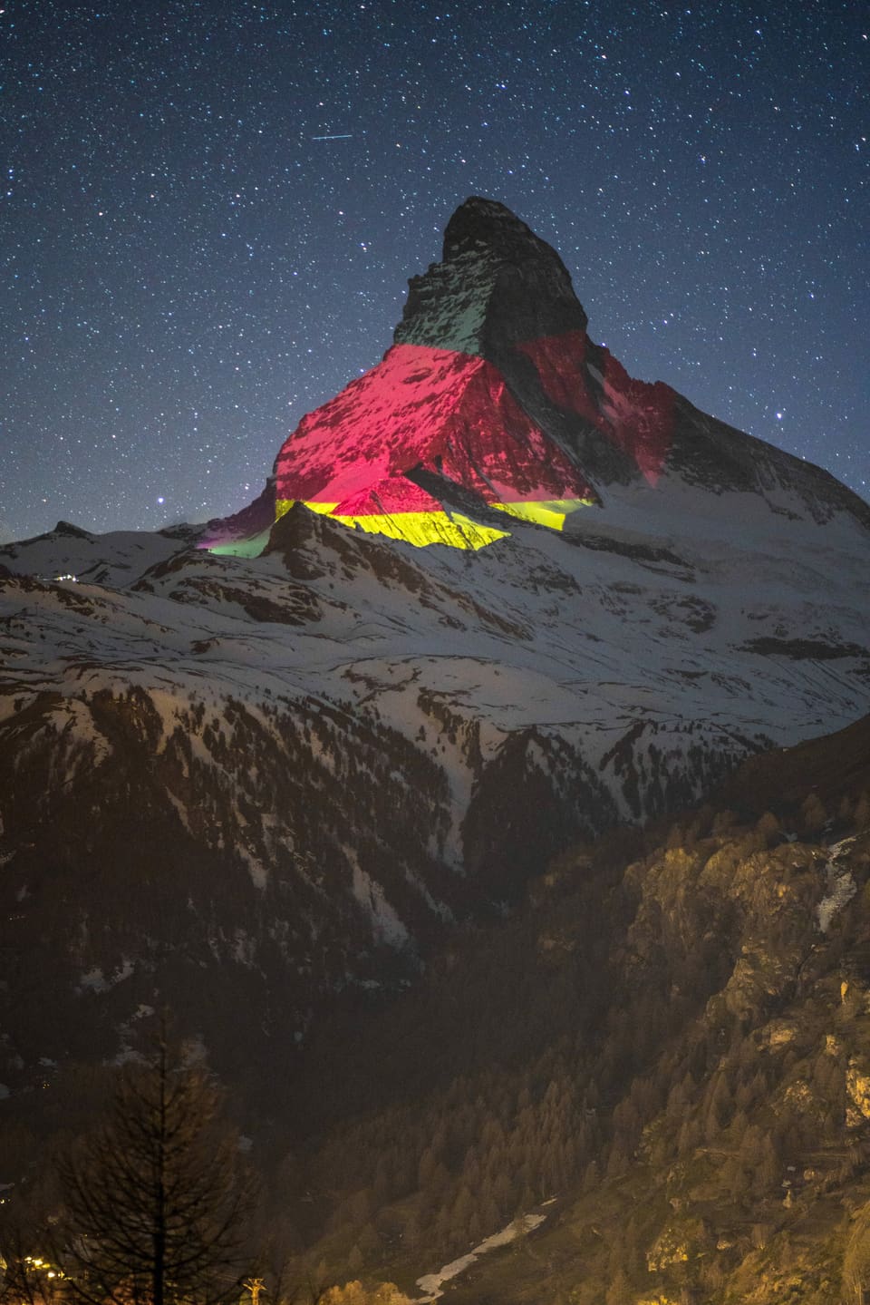 eine Deutschland Flagge wird aufs Matterhorn projiziert