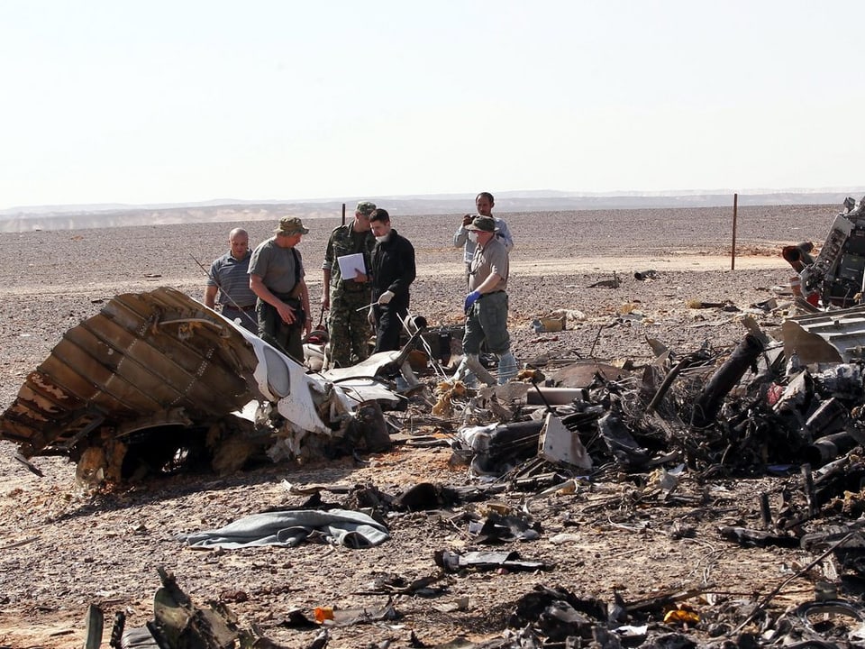 Experten untersuchen in Ägypten ein Wrackteil des abgestürzten Flugzeugs
