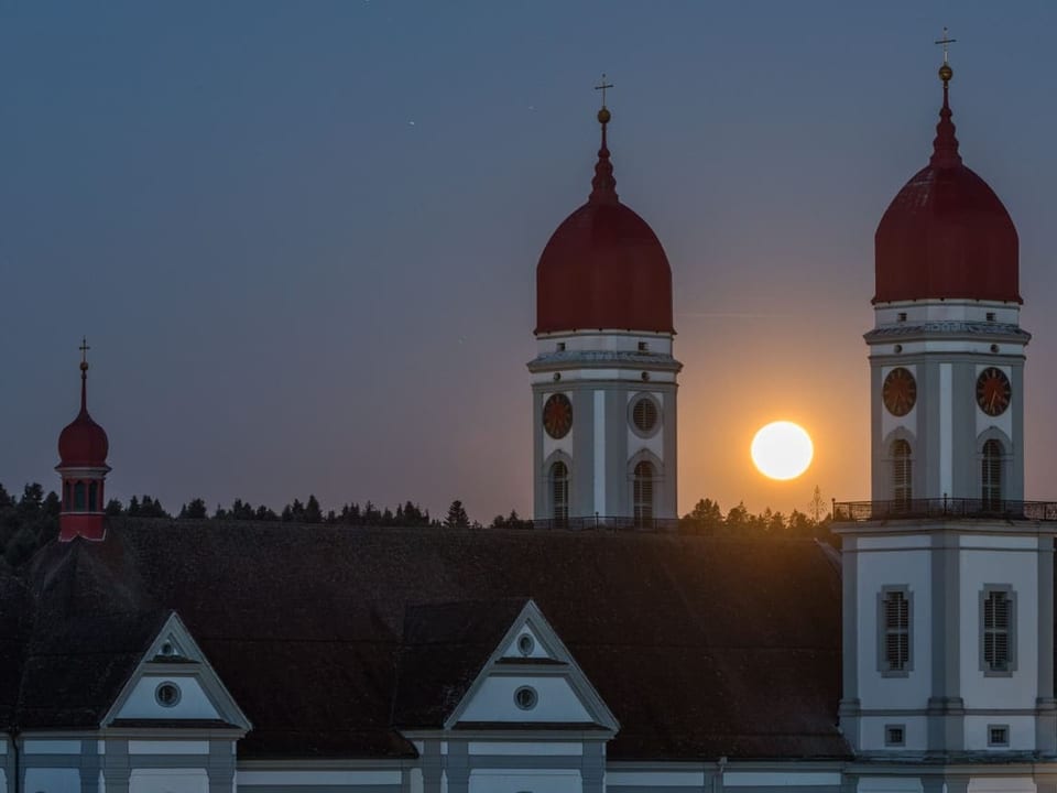 Beim Kloster St. Urban verabschiedet sich der Mond an einem strahlenden Morgen