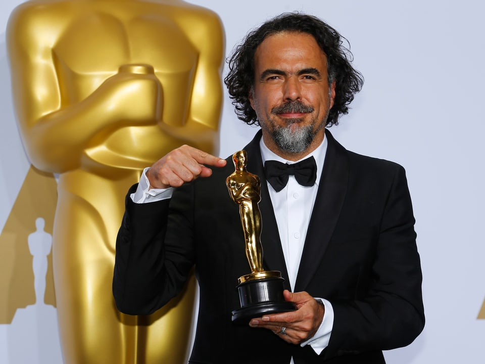 Regisseur Alejandro González Iñárritu im Smoking mit Oscar