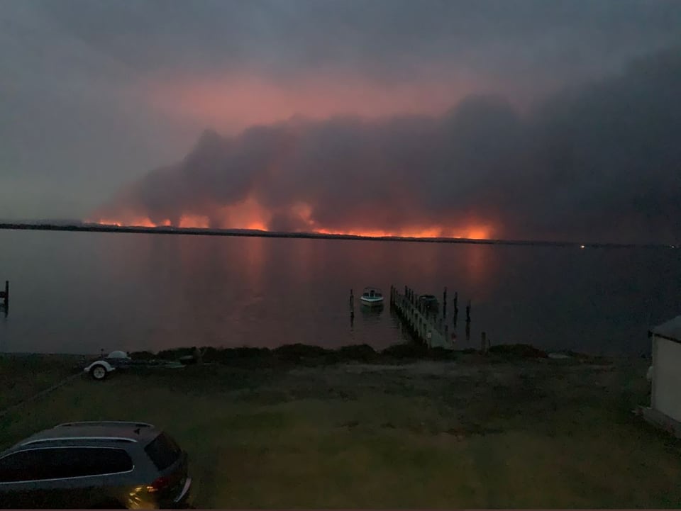 Feuer auf der gegenüberliegenden Seeseite.