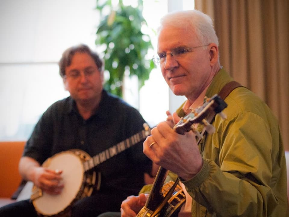 Steve Martin und Jens Krüger spielen Banjo.