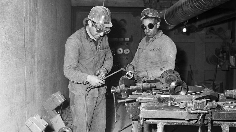 Bauarbeiter auf der Baustelle des Versuchsatomkraftwerks Lucens