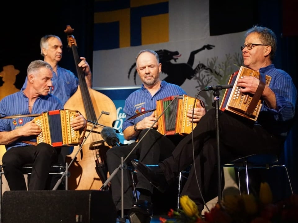 Musiker spielen auf der Bühne.