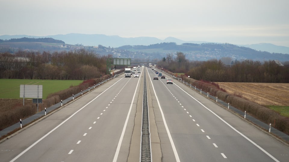 Blick auf Autobahn mit insgesamt vier Fahrbahnen