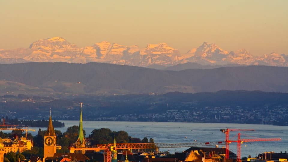 Abendlicher Blick von Zürich in die Glarner Alpen.