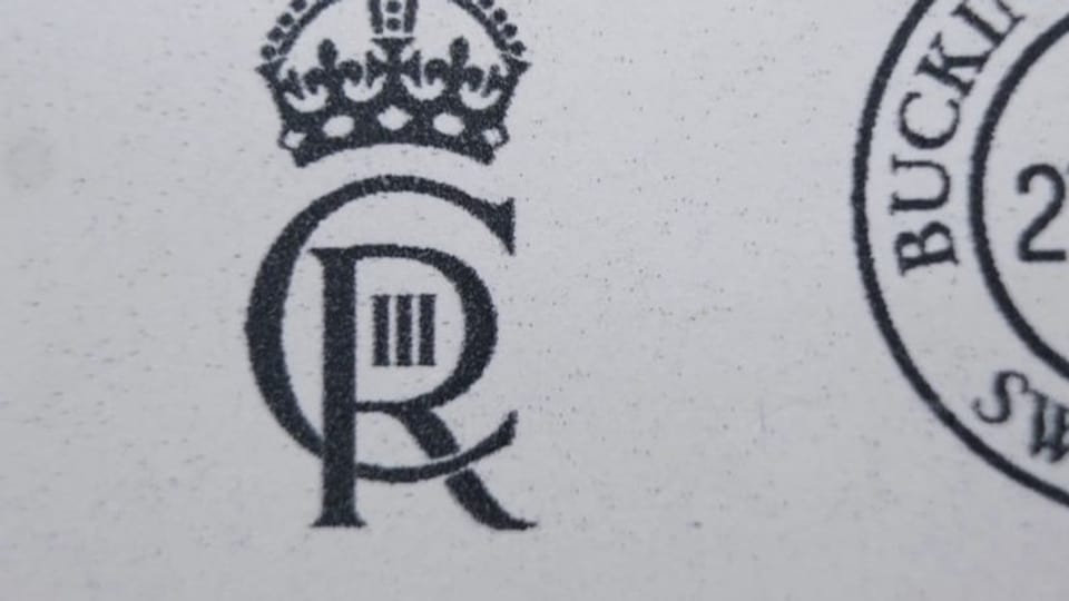 Das C umarmt das R, das R beinhaltet die drei Striche für «der Dritte». Darüber schwebt die Königskrone.