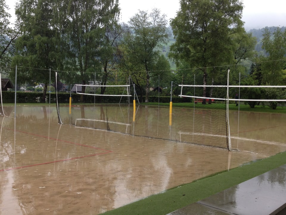 Ein Volleyballplatz steht in Sarnen im Kanton Obwalden unter Wasser.