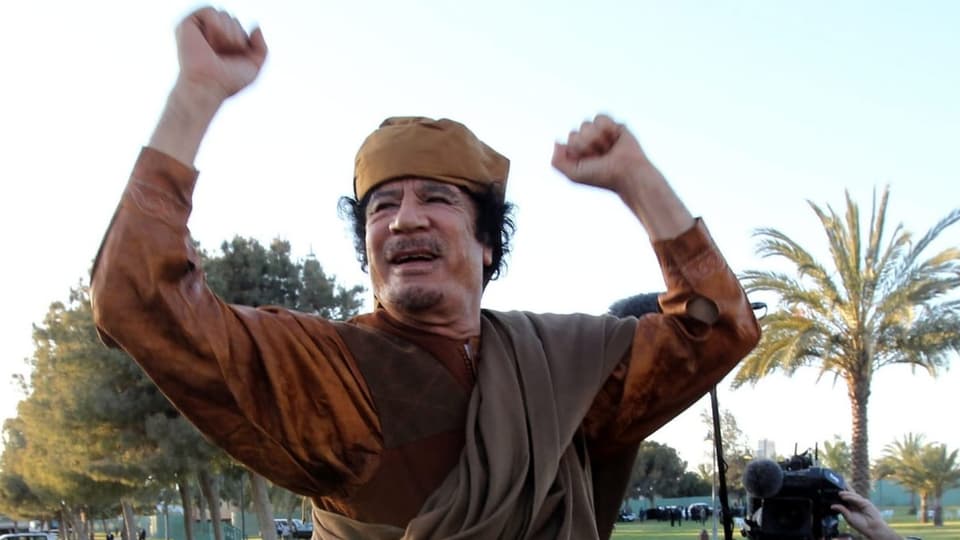 Gaddafi in Siegespose