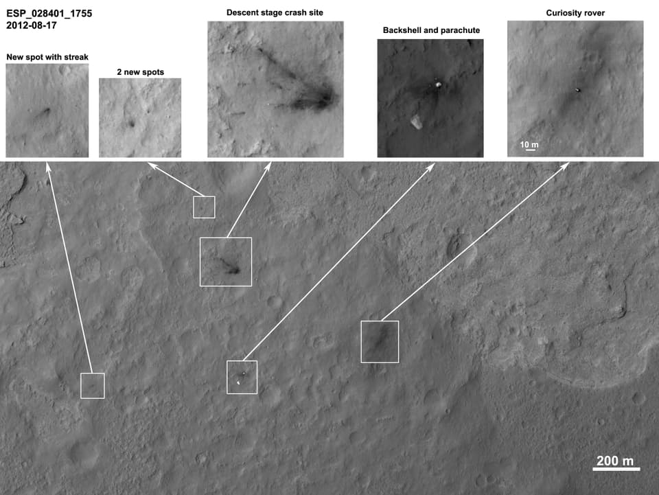 Diese Aufnahme, die weniger schräg entstand als die vorherige, zeigt den Rover Curiosity und auch Reste seines Fallschirms für die Landung.. 
