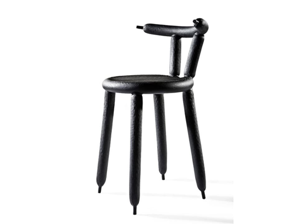 Stuhl: Beine und Lehne aus schwarzen, länglichen Ballonen. 