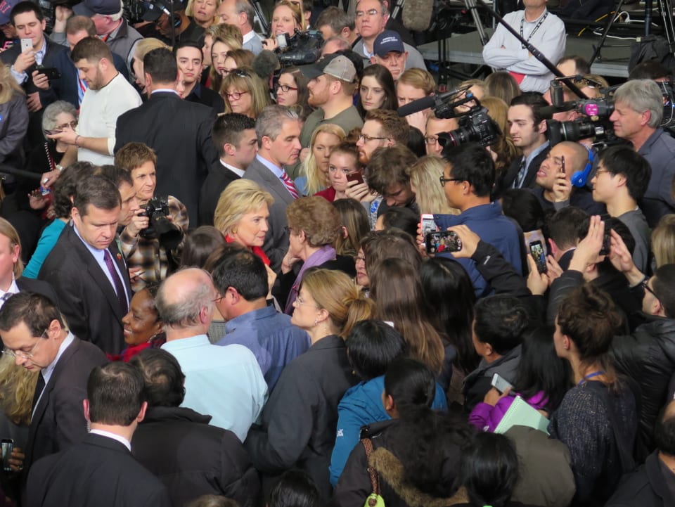 Hillary Clinton nimmt in Ames ein Bad in der Menge - umringt von Secret-Service-Agenten