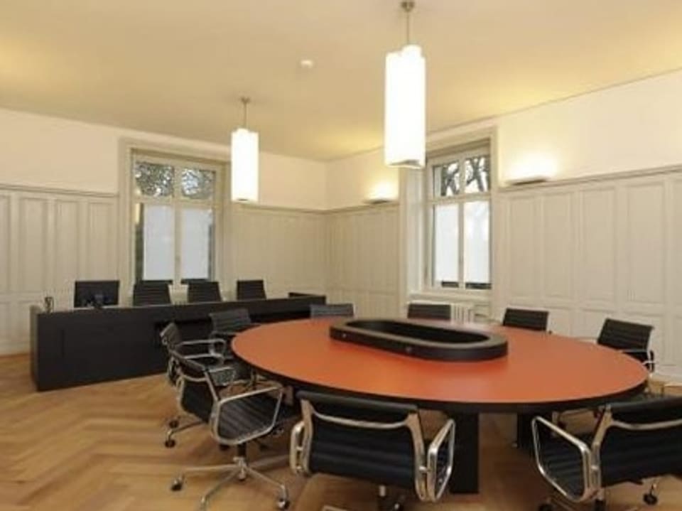 Raum für Gerichtsverhandlung mit rundem Tisch in der Mitte