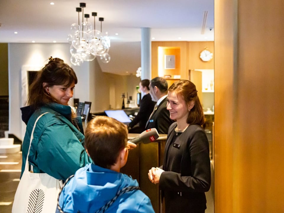 Die erste Begegnung an der Rezeption Andris und Dania treffen auf Chiara, die eine Lehre an der Reception macht.