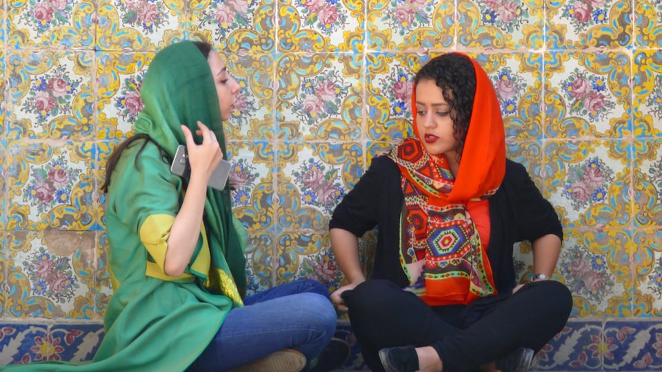 Zwei Frauen mit Hidschab am Plaudern.