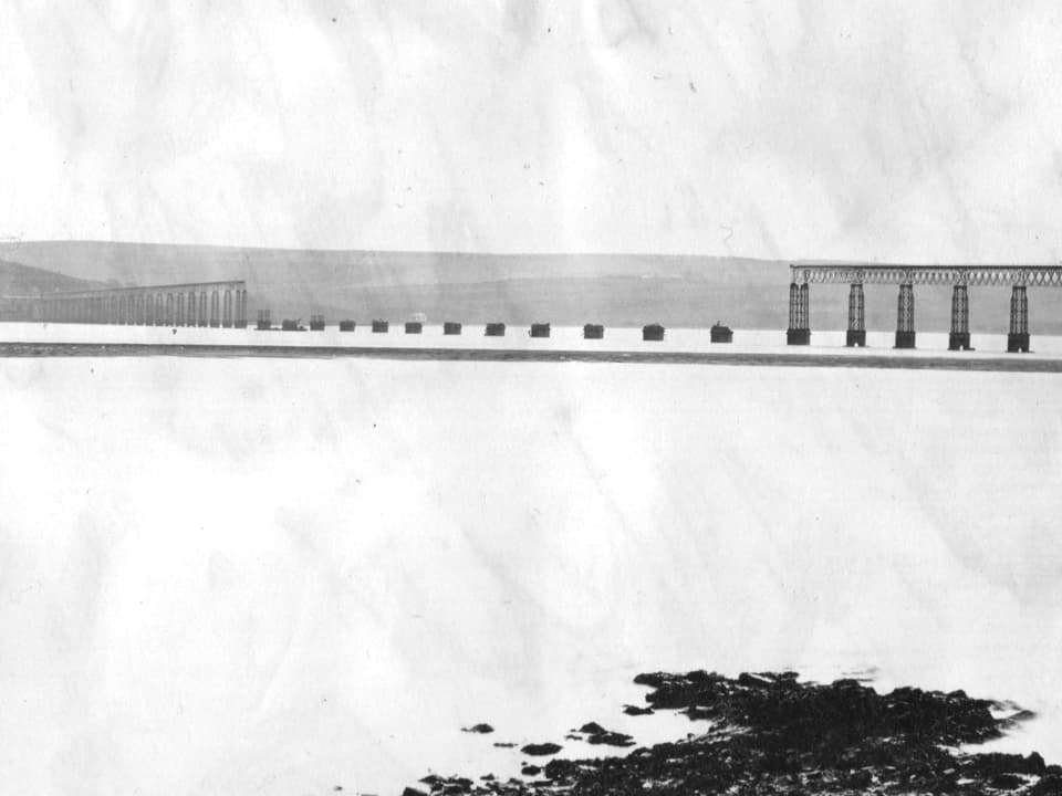 Ein Aufnahme der Tay-Brücke nach dem Einsturz des gesamten Mittelteils am 28. Dezember 1879, bei mehr als 70 Menschen ums Leben kamen.
