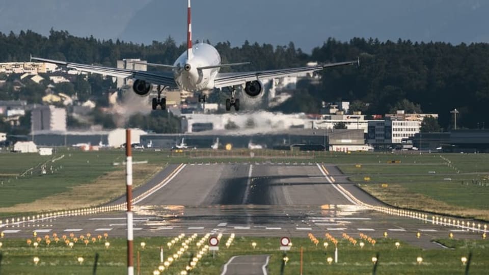 Flugzeug landet auf Landebahn