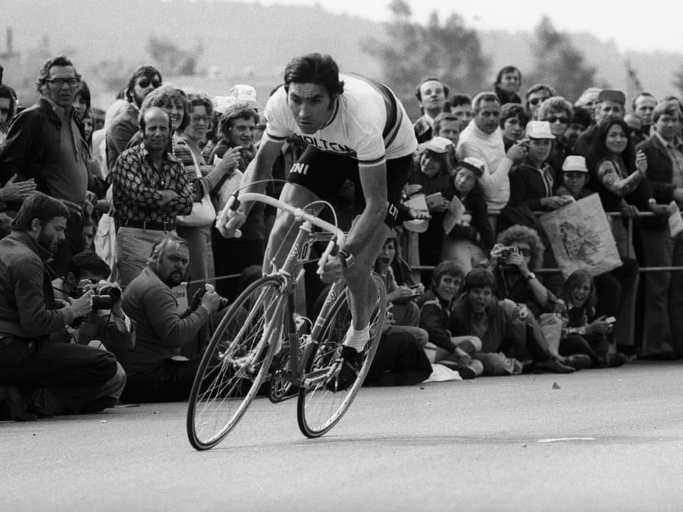 Schwarzweiss-Aufnahme von Eddy Merckx während eines Rennens.