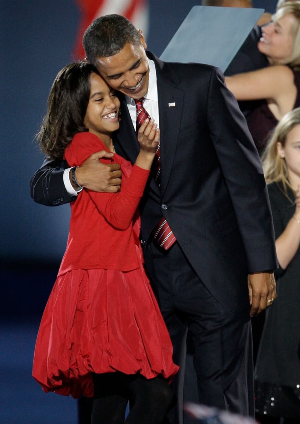 Obama und Malia in rotem Kleid lachen
