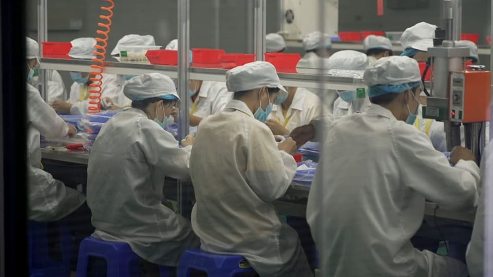 Fabrikarbeiterinnen bei der Herstellung von Vapes in China.