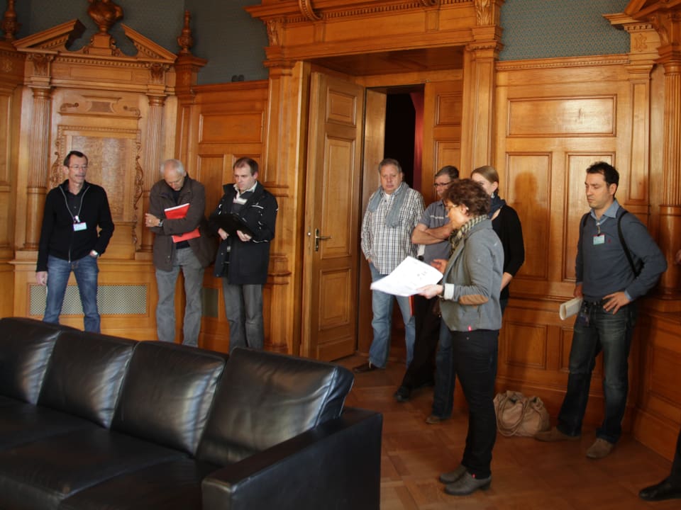 Im Journalistenzimmer moderiert Sonja Hasler Gesprächsrunden mit Parlamentarierinnen und Parlamentariern. 