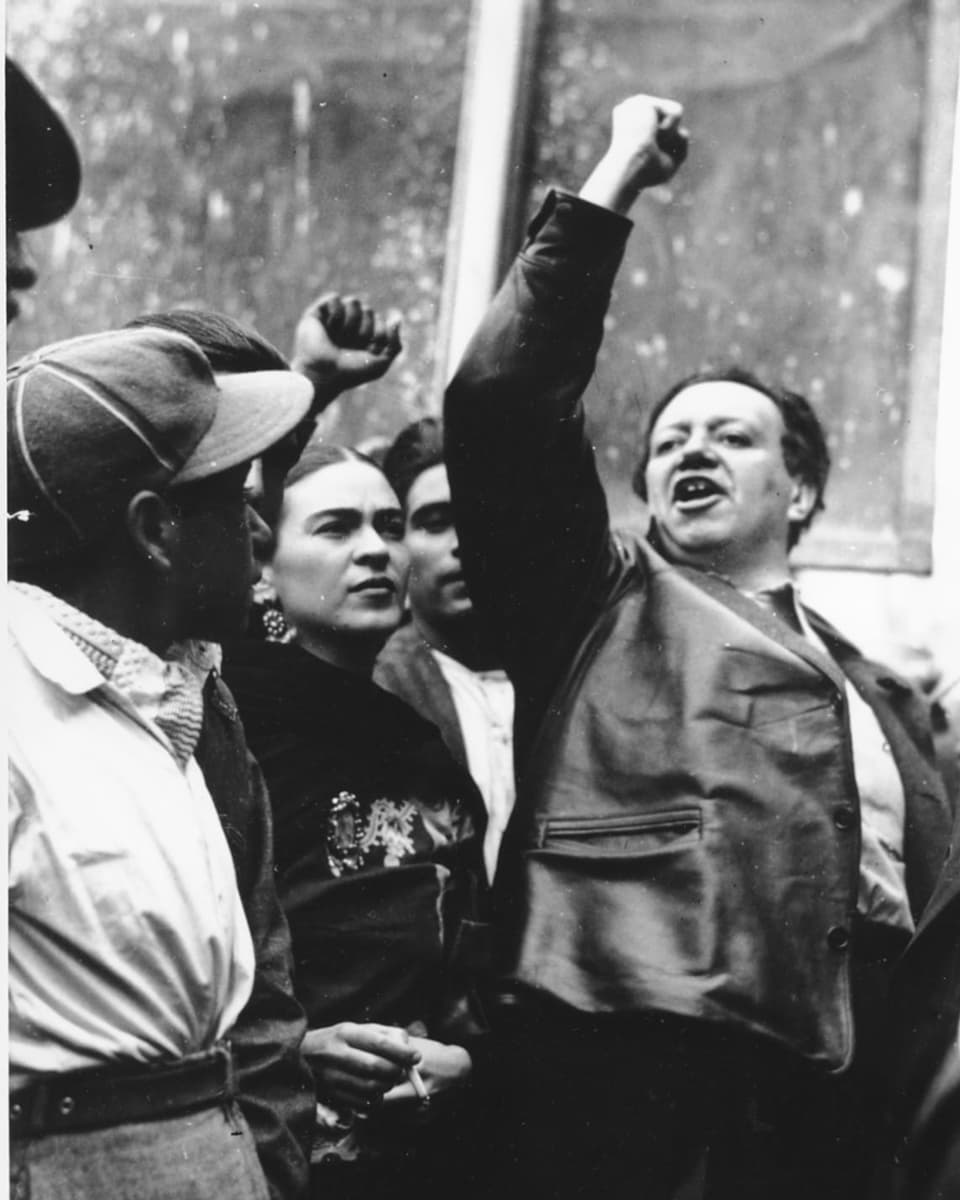 Frida Kahlo und ihr Mann bei einer Demonstration.