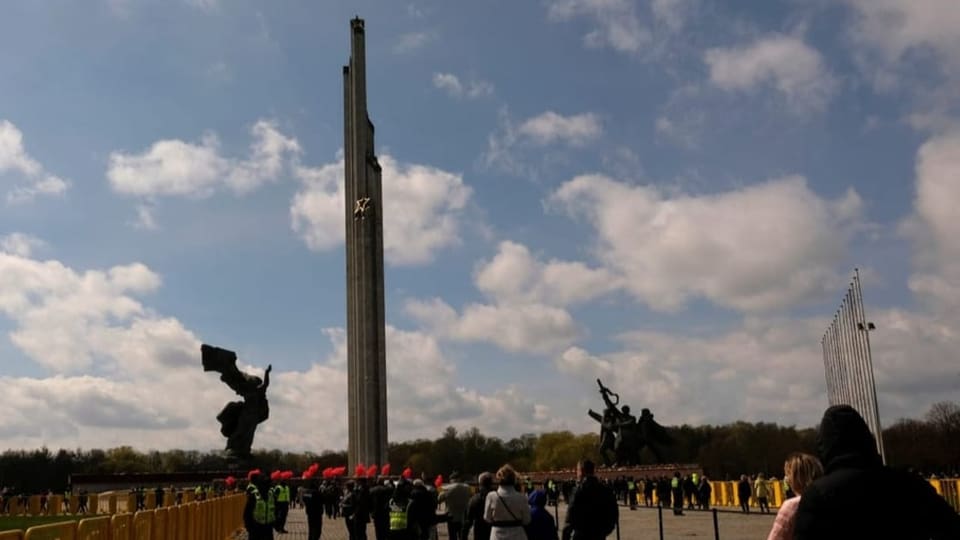Denkmal, Obelisk und Besucher vornedran