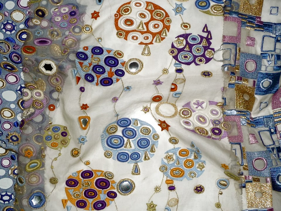 Schläpferstoff aus Seide und verschieden farben bestickt in Klimt-Ästhetik