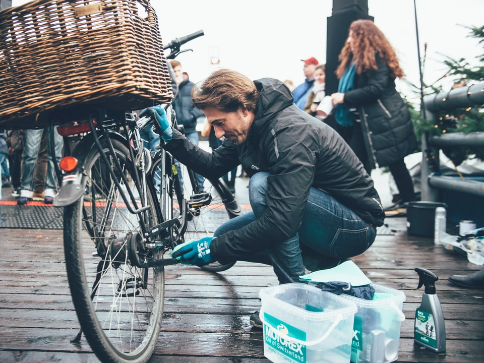 Fabian Cancellara beim Veloputzen