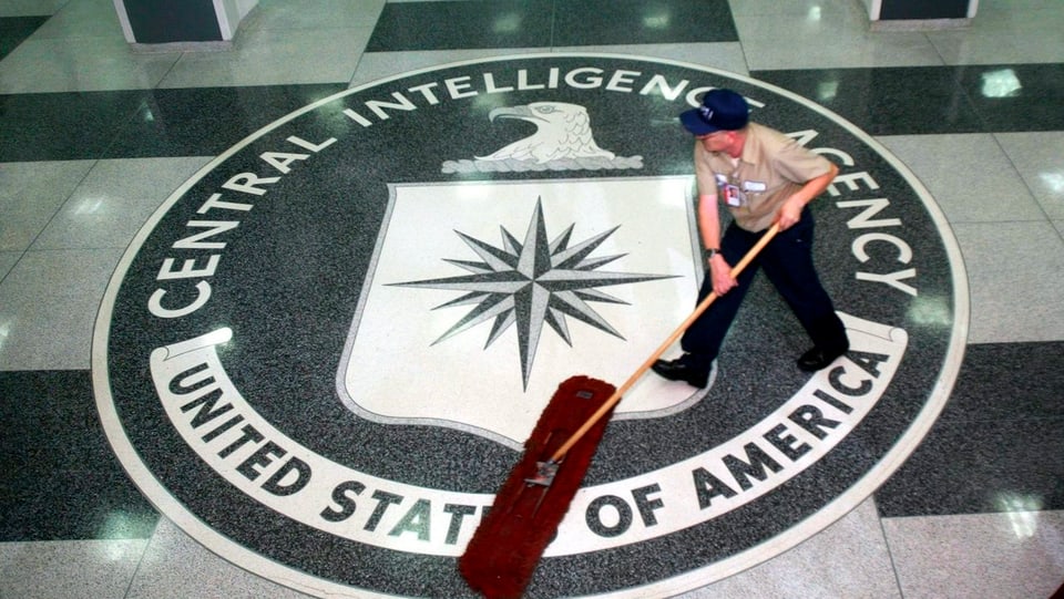 Ein Putzmann wischt den Boden der CIA.