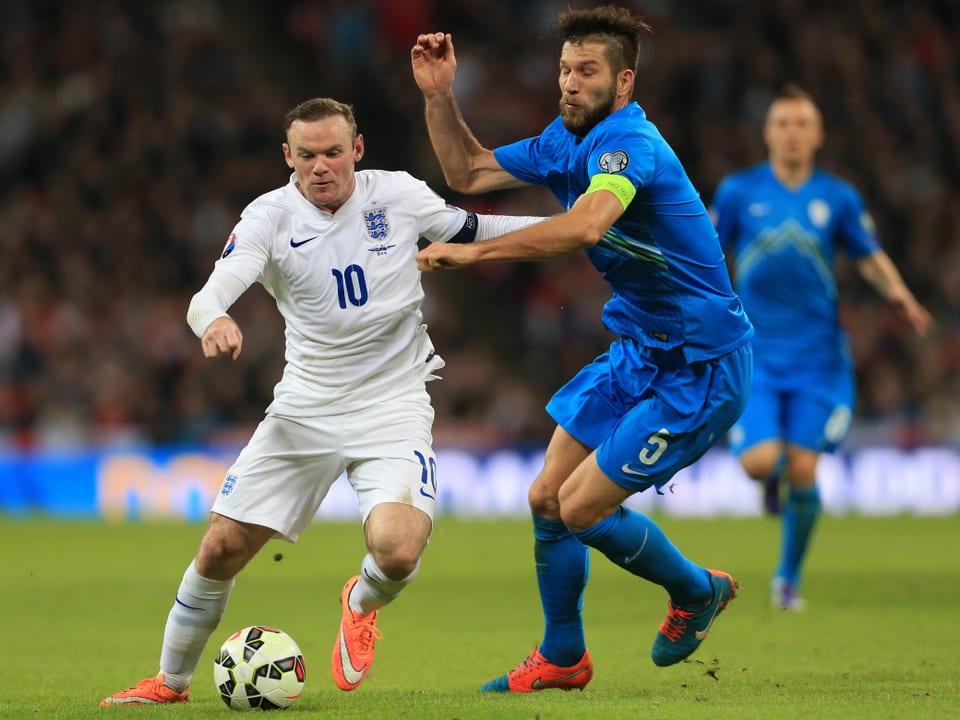 Bostjan Cesar (rechts) im Duell mit Englands Wayne Rooney