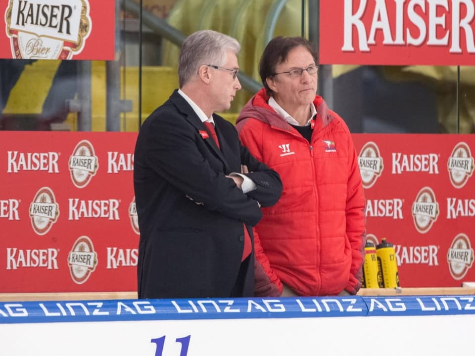 Die Trainer Roger Bader (links) und Arno Del Curto stehen an der Bande und besprechen etwas vor der Eishockey-WM.