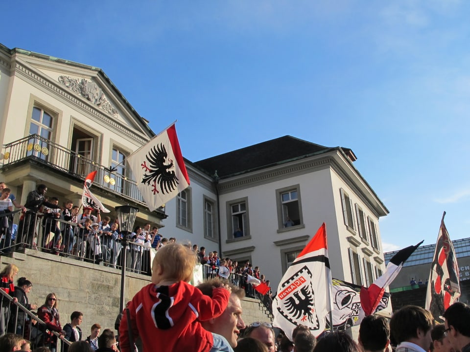 Fans des FC Aarau vor dem Aargauer Regierungsgebäude